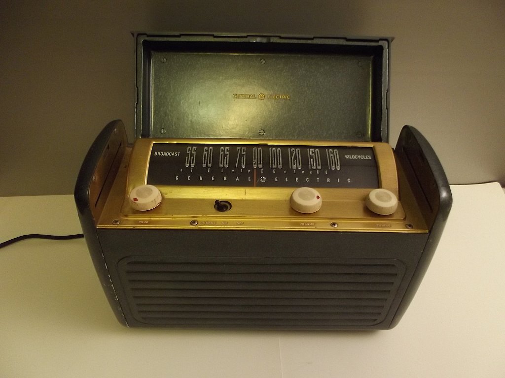 Solo Broadcasting in onde medie. Da sx il commutatore tono, l'interrutttore accensione(modificato),il volume e la sintonia. 